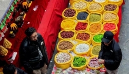 Festive Atmosphere Growing Stronger: Lhasa's New Year Goods Markets Thrive