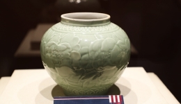 Appreciating Ancient Porcelain in Sagya Monastery