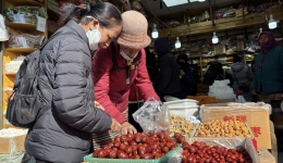 Lhasa's Barkhor Mall buzzing with New Year shoppers