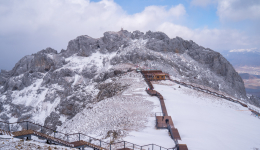 Picturesque snowy scene on snow mountain attracts tourists in SW China