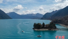 西藏林芝：巴松措“圈粉”八方游客