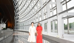 Peng Liyuan and Brazil's first lady visit China's National Center for the Performing Arts