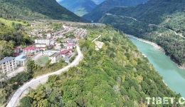 Dexing Village By the Yarlung Zangbo River
