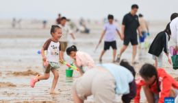 People enjoy 3-day holiday of Dragon Boat Festival across China