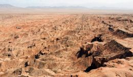 'Mars-like' red cliff region in NW China's Qinghai attracts tourists