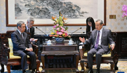 China's top diplomat meets Japanese trade association president