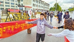 སྤྱི་ཚོགས་ཁག་གིས་གཅེས་སེམས་ཟབ་མོ་བཅངས། ན་གཞོན་སློབ་མས་ཕུགས་འདུན་འགྲུབ་ལ་འབད།
—— 2025ལོའི་བོད་ཀྱི་མཐོ་རྒྱུགས་ཀྱི་ཉིན་དང་པོའི་མཐོང་ཐོས།