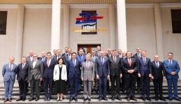 Chinese FM meets envoys from EU, member states