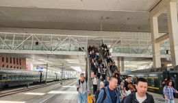 拉萨火车站暑运首日 确保旅客安全便捷出行