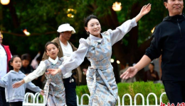 西藏昌都锅庄舞出夏日夜间精彩