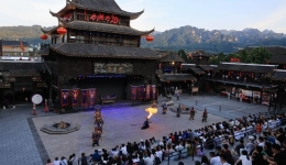 Scorching heat fuels China's booming nighttime tourism