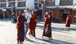 A glimpse into people's lives at Barkhor Street in Lhasa