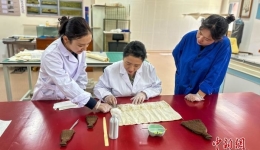 西藏档案修复师达珍：38年修复上万件历史档案