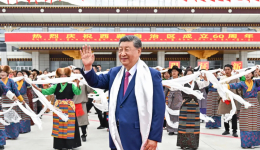 习近平率中央代表团抵达拉萨出席西藏自治区成立60周年庆祝活动