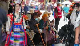 Tourists in Xizang adorn themselves in traditional Tibetan costumes