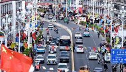 西藏“庆典时刻” 中外游客感受节日氛围