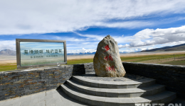 Dochen Tso at the Foot of the Snow Mountains