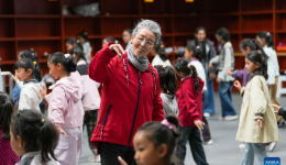 Retired artist devotes weekends to passing on Tibetan opera in Xizang