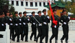 西藏拉萨布达拉宫广场举行升国旗仪式庆祝国庆
