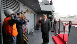 金正恩参观武器装备展览会 登上“崔贤”号驱逐舰