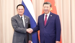 习近平会见泰国总理阿努廷