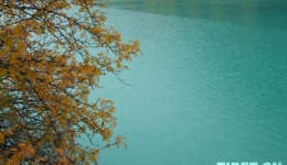 Nyingchi, Xizang: Autumn Hues and Rainfall over Basum Tso Lake