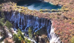 秋假九寨沟旅游火爆 红叶彩林间邂逅“童话世界”