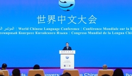ཏིང་ཞུའེ་ཞང2025ལོའི་འཛམ་གླིང་རྒྱའི་སྐད་ཡིག་ཚོགས་ཆེན་གྱི་མགོ་རྩོམ་མཛད་སྒོར་ཞུགས་པ་མ་ཟད་གཙོ་དོན་གསུང་བཤད་གནང་།