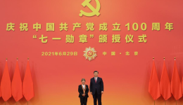 习近平总书记和志愿者互动的温暖瞬间