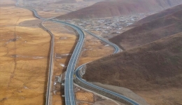 Highest passenger station along Qinghai-Xizang Railway opens