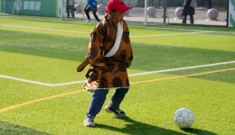 A Friendly Match Connects Young Football Players from Beijing and Xizang