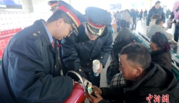 春运首日侧记：雪域“天路”日喀则站以藏韵温情护春运