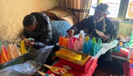 【新春走基层】西藏日喀则非遗酥油花绽放拉萨年货市场 匠心传承带动村民增收致富