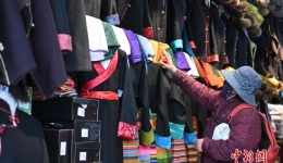 （新春见闻）拉萨藏装热销 新年氛围渐浓