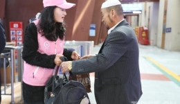 【新春走基层】多民族00后青年共绘天路“小花朵”