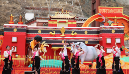 欢歌闹新春！德格县文艺汇演暨促消费活动圆满举办