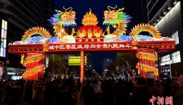 【新春走基层】青海西宁：民众赏花灯穿龙门乐享传统民俗