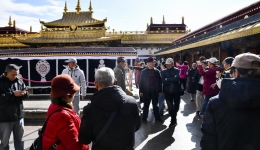 Fervent Worship at Lhasa's Jokhang Temple Continues After Tibetan New Year