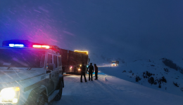 西藏林芝：民警顶风冒雪救助137名受困群众