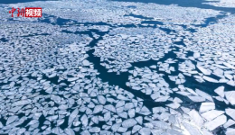 航拍青海湖：半湖清水半湖冰 高原春景入画来