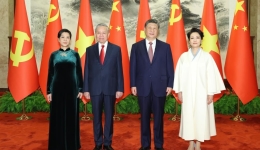 Chinese, Vietnamese top leaders hold talks on advancing wide-ranging cooperation