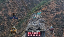 大型装载机“飞越”理塘河，西香高速理塘河特大桥重载吊装施工拉开序幕