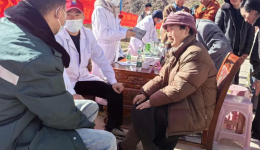 群众需要，多远都去！他们翻山越岭，把健康送到群众家门口