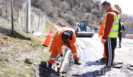 西藏林芝公路中心在G318线演示新型养护装备