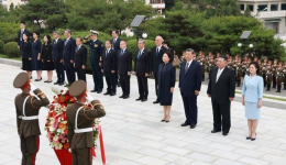 习近平和彭丽媛参谒中朝友谊塔