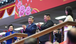 习近平和彭丽媛观看朝鲜专场文艺演出
