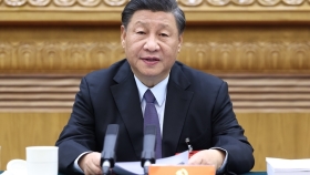 ཏང་གི་ཚོགས་ཆེན་ཐེངས་ཉི་ཤུ་པའི་ཀྲུའུ་ཞི་ཚོགས་པས་ཚོགས་འདུ་ཐེངས་གསུམ་པ་འཚོགས་ཤིང་བློ་མཐུན་ཞི་ཅིན་ཕིང་གིས་ཚོགས་འདུར་མགོ་འཛིན་མཛད་པ།