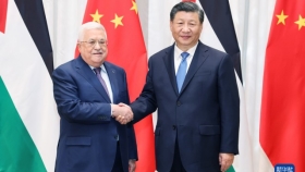 ཞི་ཅིན་ཕིང་གིས་ཕ་ལེ་སི་ཐན་གྱི་ཙུང་ཐུང་ཨ་པ་སི་ལ་མཇལ་འཕྲད་གནང་།