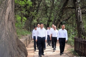 ཞི་ཅིན་ཕིང་གིས་སི་ཁྲོན་དུ་རྟོག་ཞིབ་མཛད་པ།