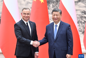 ཞི་ཅིན་ཕིང་གིས་ཕོ་ལན་གྱི་ཙུང་ཐུང་ཏུའུ་ཏཱ་དང་གྲོས་མོལ་མཛད།